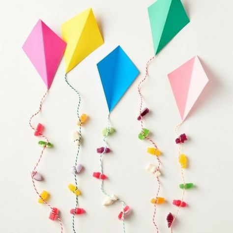 Kite Decoration, Kites Craft, Anniversaire Diy, Preschool Classroom Decor, Board Decoration, Kites, School Decorations, Paper Crafts Diy Kids, Preschool Art