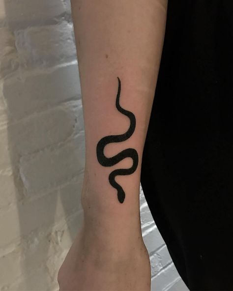 20+ Simple Snake Tattoo Ideas | PetPress Tattoo Cobra, Black Snake Tattoo, Tongue Tattoo, Traditional Snake Tattoo, Small Snake Tattoo, Bodysuit Tattoos, Tattoo Snake, Tato Jari, Tattoo Diy