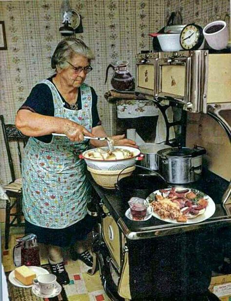 In Defense of Grandmother Cooking | Leite's Culinaria Alter Herd, Cooking In The Kitchen, Grandma Cooking, Vintage Housewife, Grandmas Kitchen, Grandmas House, Old Kitchen, Old Woman, Vintage Life