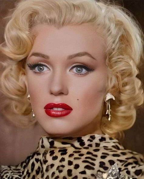 Flapper Costume Makeup, Marilyn Monroe Makeup Look, 1950’s Makeup, Marilyn Hair, Marilyn Monroe Fan Art, Marilyn Monroe Makeup, 1950s Makeup, Questions About Me, Marilyn Monroe Wallpaper