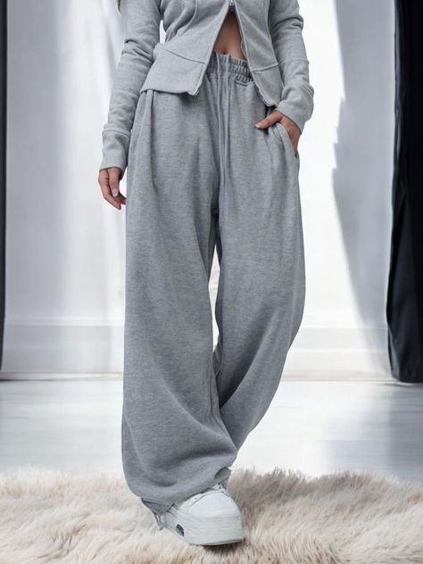 Pantalon Baggy, Sweatpants For Women, Urban Apparel, Trendy Jackets, Wide Leg Sweatpants, Fitted Joggers, Urban Outfits, Casual Streetwear, Sporty Look