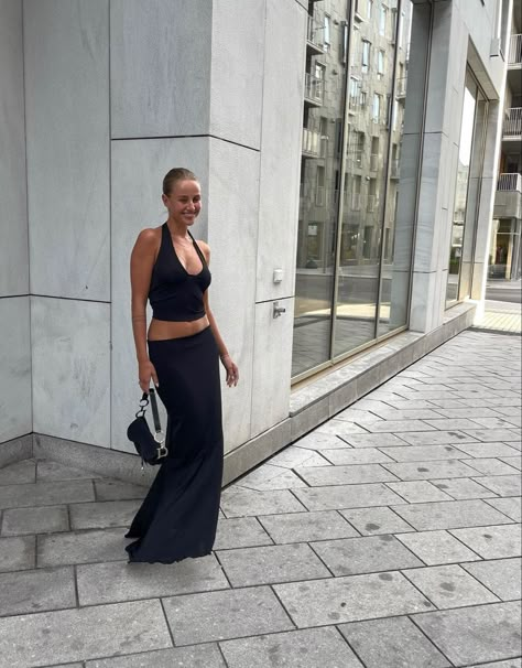 Maxi Skirt Night Outfit, Maxi Black Skirt Outfit Summer, Long Black Skirt Outfit Party Night, Black Silk Maxi Skirt, Black Maxi Skirt Outfit Ideas Summer, Long Black Skirt Outfit Aesthetic, Black Maxi Skirt Outfit Summer, Long Black Skirt Outfit Summer, Black Maxi Skirt Outfit Ideas