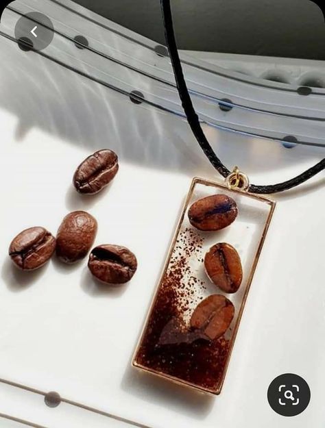 Coffee Necklace, Seni Resin, Flower Resin Jewelry, Wood Resin Jewelry, Diy Resin Projects, Seni Dan Kraf, Resin Jewelry Diy, Resin Jewelry Making, Resin Design