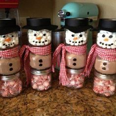 Baby jar snowmen - I've been saving up GRAHAM'S jars for something fun, I'm TOTALLY going to make these for family members and friends! How cute!!! Joululahjat Diy, Hot Chocolate In A Jar, Mason Jar Christmas Gifts, Homemade Holiday Gifts, Diy Christmas Presents, Výtvarné Reference, Snowman Gifts, Baby Food Jars, Christmas Mason Jars