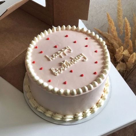 Pinterest Birthday Cake, Circle Birthday Cake Aesthetic, Birthday Ideas 14th Birthday, Birthday Cake Chocolate Decoration, Cute Birthday Cakes Aesthetic, Birthday Cake 14th Girl, February Birthday Cake, 16 Birthday Cake Aesthetic, 18th Cake Ideas