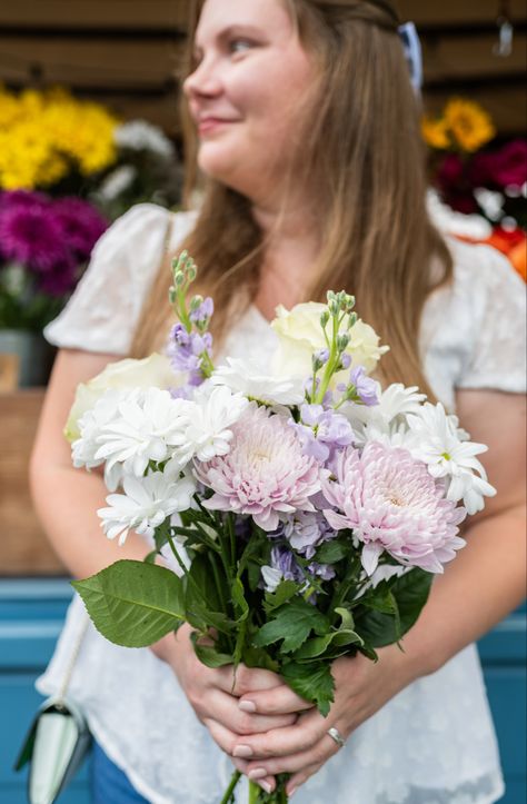 Holding a flower bouquet Person Holding Bouquet, Holding Flower Bouquet, Holding Bouquet, Flower Boquet, Holding A Flower, Smiling People, Bouquets Of Flowers, Reference Art, Bouquet Of Roses