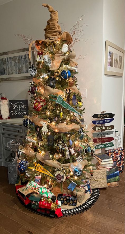 Harry Potter Themed Christmas Trees, Harry Potter Christmas Decorations Ideas, Harry Potter Christmas Village Display, Gryffindor Christmas Tree, Harry Potter Stocking Stuffers, Harry Potter Nutcracker, Hobbit Christmas Tree, Harry Potter Theme Christmas Tree, Hufflepuff Christmas Tree