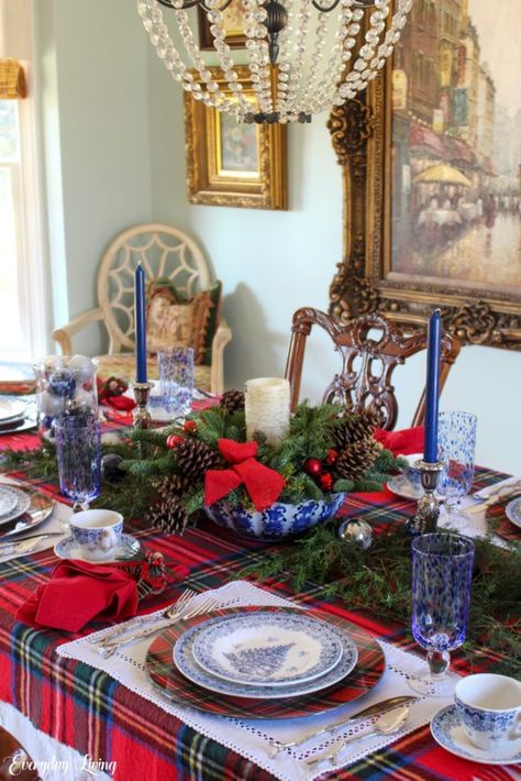 Seasons Greetings: Monday Morning Blooms Chinoiserie Christmas, Blue Christmas Decor, Deco Table Noel, Christmas Dining Room, Tartan Christmas, Christmas Tablescape, Christmas Dining, Christmas Tablescapes, Christmas Table Settings