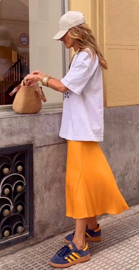 Orange Sneakers Outfit Women, Orange Sneakers Outfit, Graphic Tshirt Outfit, Scandi Fashion, Business Outfits Women, Orange Skirt, Minimalistic Style, Street Style Summer, Lovely Clothes