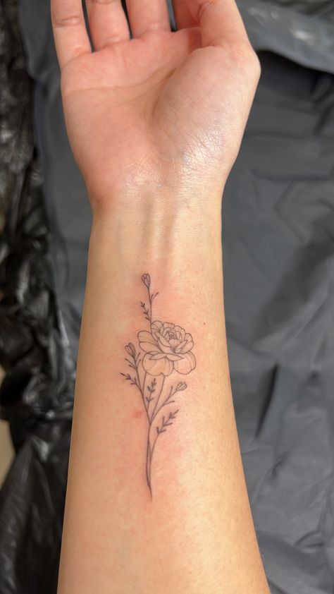 Birth Flower Bouquet Tattoo Wrist, Sml Tattoo Ideas, Flower Tattoo On Bicep Women, Wildflower Rose Tattoo, Small Wild Rose Tattoo, Flower Bouquet Wrist Tattoo, Flower Tattoos Forearm Small, Name Floral Tattoo, Rose And Aster Tattoo