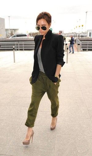 Look Working Girl, Victoria Beckham Style, Olive Pants, Populaire Outfits, Mode Jeans, Mode Casual, Mode Chic, Green Pants, Olive Color