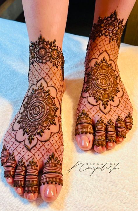 Feet Henna Design, Latest Mehndi Designs Wedding, Leg Mehendi Design, Feet Henna, Traditional Mehndi Designs, Beautiful Mehndi Designs, Short Mehndi Design, Legs Mehndi, Palm Mehndi Design