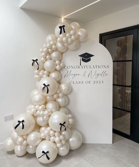 Medical Graduation Party Ideas, Nursing Graduation Party Decorations, Nurse Grad Party, Nursing Graduation Party Ideas, Graduation Balloon Arch, Degree Party, Graduation Party Colors, Medical Themed Parties, Grad Dinner