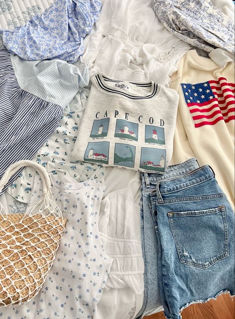 Classic New England Style Outfit, Coastal Cool Girl, Coastal Lifestyle Aesthetic, Belly Conklin Style, New England Clothing Style, New England Outfit Aesthetic, Summer I Turned Pretty Aesthetic Clothes, Cape Cod Aesthetic Outfits, Summer Coastal Outfits