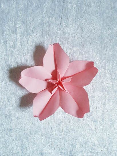 DIY Origami Cherry Blossom Flowers With A Branch - Diycrown- Origami and Paper art DIY:s Origami Sakura Paper Flowers, Sakura Flower Origami, Paper Cherry Blossom Diy, Paper Cherry Blossom Tree, Cherry Blossom Craft, Origami Sakura, Origami Cherry Blossom, Edible Paper Flowers, Fall Merch