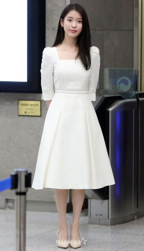 White Dress Classy, Elegant Knee Length Dresses, Iu Dress, Simple White Dress, Fashion Dresses Formal, Trendy Dress Outfits, Korean Fashion Dress, Fancy Outfits, Looks Vintage