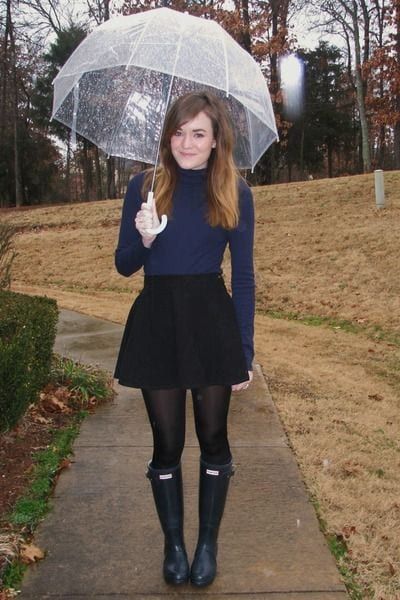 Outfits with Bunter Boots-20 Ways to Wear Hunter Boots Rainy Day Outfit For Work Office, Rainy Day Outfit For Work, Hunter Boots Outfit, Adrette Outfits, Rain Outfit, Hunter Boot, Rainy Day Fashion, Boating Outfit, Legging Outfits