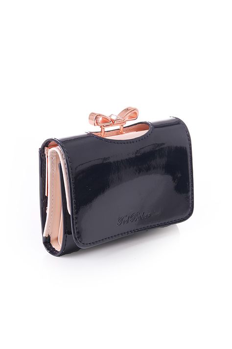 Ted Baker small crystal bow purse - navy https://www.blueberries-online.com/womens-small-crystal-bow-purse-navy-by-ted-baker-womens-accessories_p0011672100.html Bow Purse, Blueberries, Ted Baker, Women's Accessories, Purse, Navy, Crystals