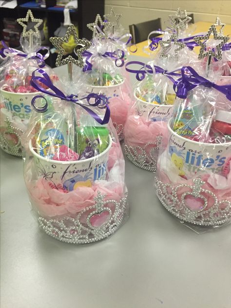 Princess Gift Bags Ideas, Princess Party Souvenirs Ideas, Princess Party Ideas Activities, Princess Party Bags Diy, Princess Treat Bags Ideas, Princess Birthday Favor Ideas, Princess Goodie Bags Diy, Prince And Princess Party Favors, Princess Loot Bag Ideas