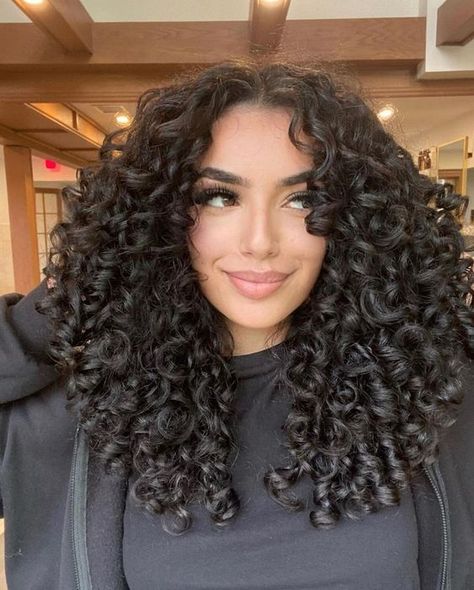 Layered Haircuts On Curly Hair, Shoulder Curly Haircuts With Layers, Black Curly Hair Layers, Layered Haircut On Curly Hair, Lob Curly Haircut, Curly Cut Inspiration, Curly Hair W Layers, Curly Cut Inspo Pics, 3b Curly Hair Color Ideas