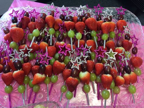 Fruit wands for princess themed baby shower Princess Donuts Party Ideas, Princess Fruit Wands, Princess Fruit Tray Ideas, Cincoñera Ideas, Fruit Wands, Birthday Party Appetizers, Princess Themed Baby Shower, Fruit Tray Designs, Royal Fiveness