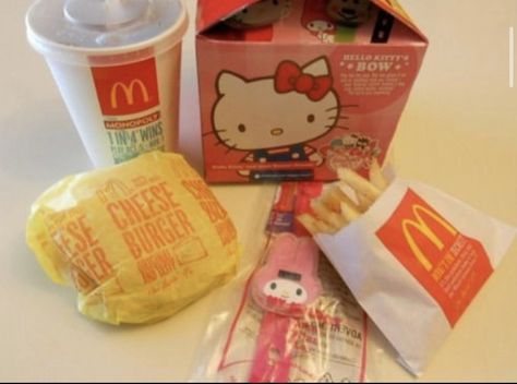 Cute Mcdonalds, Hello Kitty Mcdonalds, Mcdonald's Aesthetic, Balzam Na Pery, Sanrio Stuff, Charmmy Kitty, Hello Kitty Aesthetic, Cheese Burger, Cute Snacks