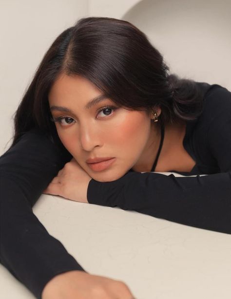 Nadine Lustre Makeup, Filipina Makeup, Graduation Look Makeup, Skin Tone Makeup, Hijab Makeup, Light Makeup Looks, Tanned Makeup, Graduation Makeup, Nadine Lustre