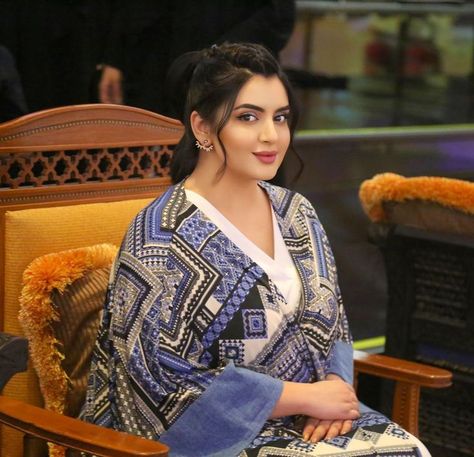 Mahra bint Mohammed bin Rashid Al Maktoum, 03/11/2022. Foto: ahmedali_sky Sheikha Mahra, In Smile, Mohammed Bin Rashid Al Maktoum, Pink Background Images, Beautiful Pakistani Dresses, Best Sofa, Royal Wedding, Awards Ceremony, Bollywood Fashion