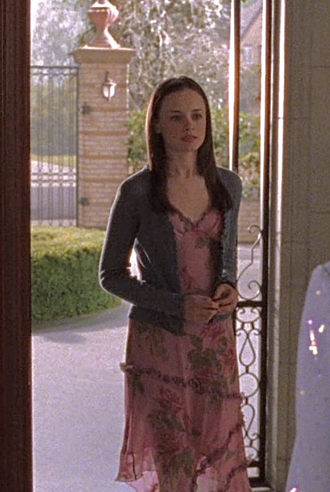 90s Film Outfits, Rory Graduation Dress, Rory Gilmore Dress Outfit, Yale Rory Outfit, Rory Gilmore Fancy Outfits, Rory Gilmore Pink Dress, Gilmore Lorelai Outfits, Rory Gilmore Dinner Outfits, Rory Gilmore Graduation Dress