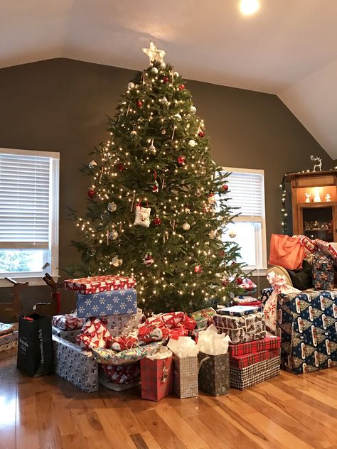 Christmas Present Set Up Under Tree, Christmas Tree Inspo Red, Christmas Presents Under Tree, Presents Under The Christmas Tree, Crismas Tree, Christmas Tree And Gifts, Christmas Tree And Presents, Christmas Tree Presents, Home Decorations Ideas