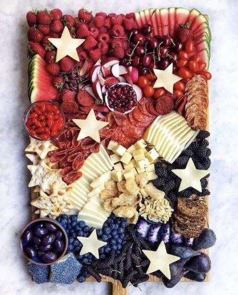 Charcuterie Board Ideen, Patriotic Food, 4th Of July Desserts, Charcuterie Inspiration, Fourth Of July Food, Snack Board, Party Food Platters, Charcuterie And Cheese Board, Charcuterie Recipes