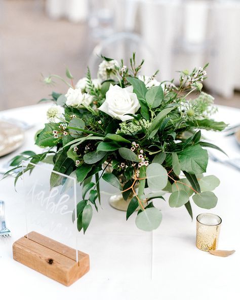 Wedding Centerpieces Greenery, Centerpieces Greenery, Greenery Wedding Theme, White Floral Centerpieces, Greenery Wedding Bouquet, Diy Wedding Centerpieces, Green Wedding Flowers, Green Centerpieces, White Flower Arrangements