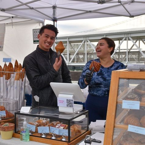 Farmers Market Sweets, Dessert Booth Display, Baked Goods Display Ideas Farmers' Market, Farmers Market Bakery Setup, Bakery Booth Display Farmers' Market, Bakery Pop Up Shop Display Ideas, Farmers Market Stand Display, Baked Goods Display Ideas, Farmers Market Bakery Display Ideas