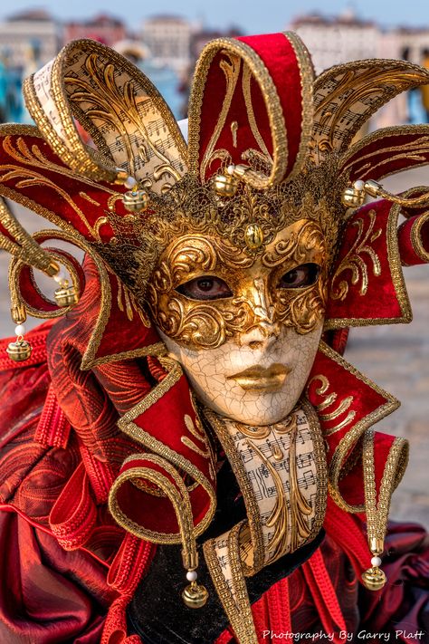 Venice Carnival Masks 2018 by Garry Platt via flickr (Feb-2018) Costumes With Masks, Venice Carnivale, Theme Carnaval, Venice Carnival Costumes, The Mask Costume, Costume Carnaval, Costume Venitien, Venice Mask, Venetian Carnival Masks