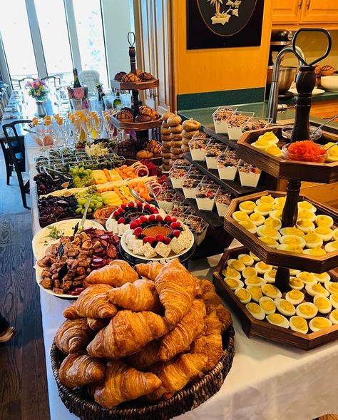 Charcuterie Masterclass! | Easter brunch and mimosa bar | Facebook Charcuterie Board Ideas Simple, Mimosa Breakfast, Mimosa Party, Mom Brunch, Brunch Catering, Mimosa Brunch, Brunch Bar, Fruit Platter Designs, Charcuterie Board Ideas