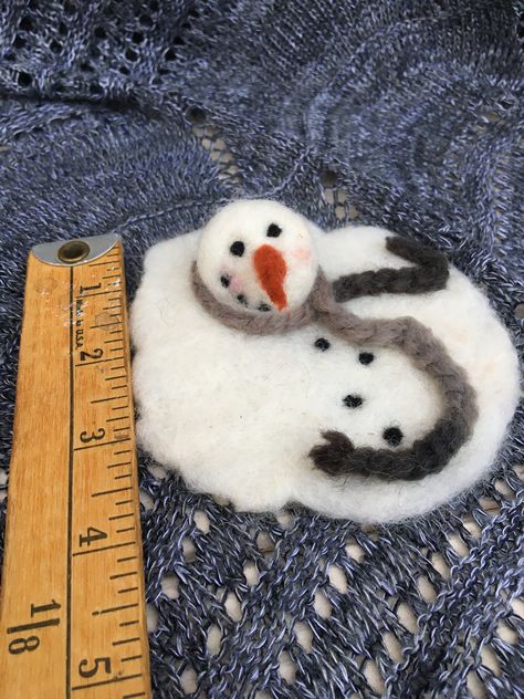 Needle felted with love, this cute little melted snowman winter decor piece is perfect for a desk, dashboard, or side table. Would make a great gift for Christmas or holidays. Needlefelt Christmas, Cute Needle Felting, Needle Felted Art, Winter Needle Felting, Felting Christmas, Christmas Felting Ideas, Easy Needle Felting Ideas, Wool Felting Ideas, Needle Felt Christmas