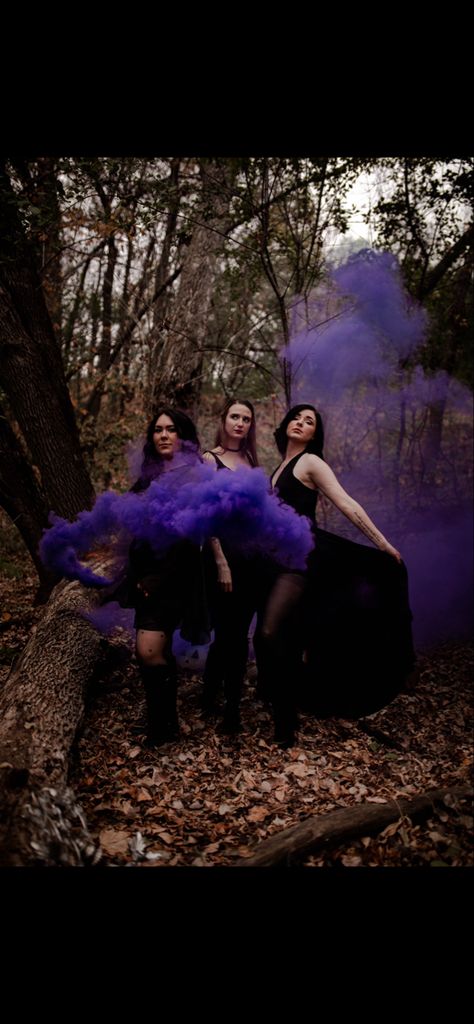 Best Friends Witch Photoshoot, Bestie Witch Photoshoot, Sisters Halloween Photoshoot, Spooky Sister Photoshoot, Spooky Season Photoshoot Women, Witchy Friend Photoshoot, Friend Photoshoot Birthday, 30th Birthday Photoshoot With Friends, Halloween Photoshoot With Friends