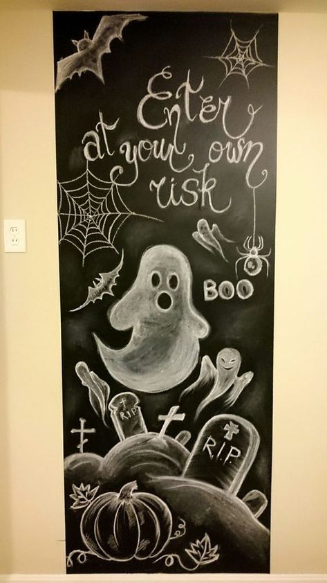 You can create beautiful Halloween chalkboard art and chalkboard lettering even if you’re not super artistic with these amazing ideas. Chalk Drawing Ideas, Drawing Ideas Halloween, Chalkboard Mural, Chalkboard Art Ideas, Halloween Mural, Fall Chalkboard Art, Halloween Chalkboard Art, Chalk Wall Art, Chalkboard Art Diy