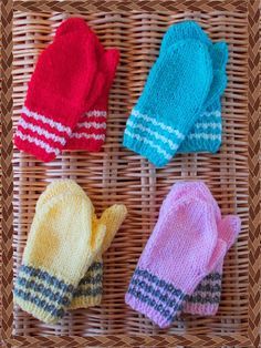 Winter is on it's way and the weather is changing here in the UK. It's getting much colder.   These cute little mittens are perfect for... Baby Mittens Knitting Pattern, Baby Mittens Knitting, Baby Mittens Pattern, Knitting Mittens, Crochet Baby Mittens, Toddler Gloves, Toddler Mittens, Crochet Baby Blanket Beginner, Knitted Mittens Pattern