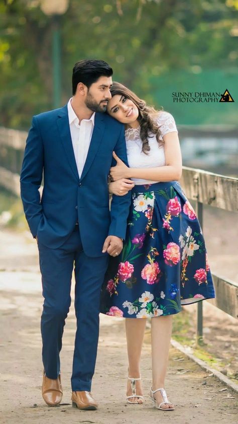 Fall Outfits For Couples, Outfit For Couples, Pic Editing, Poses For Couples, Pre Wedding Photoshoot Outfit, Fashion Show Dresses, Couple Wedding Dress, Wedding Photoshoot Props, Pre Wedding Photoshoot Outdoor