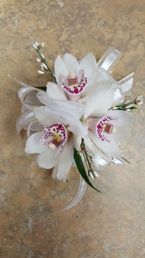 Pink flower corsages for wedding and pronm Corsages For Wedding, Prom Flowers Corsage, Corsage Ideas, Prom Corsage And Boutonniere, Wrist Corsage Prom, Diy Corsage, Wedding Corsages, Prom Corsage, Diy Bridal Bouquet