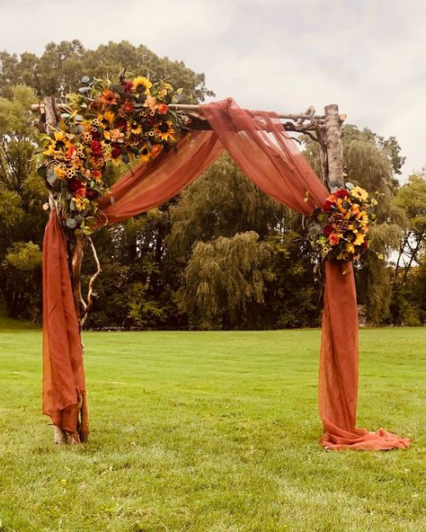 Wedding Arch Simple, Fall Wedding Arch, Bougainvillea Wedding, Arches Wedding, Fall Wedding Arches, Wedding Arches Outdoors, Backyard Wedding Ideas, Fall Wedding Color Schemes, Fall Wedding Ceremony