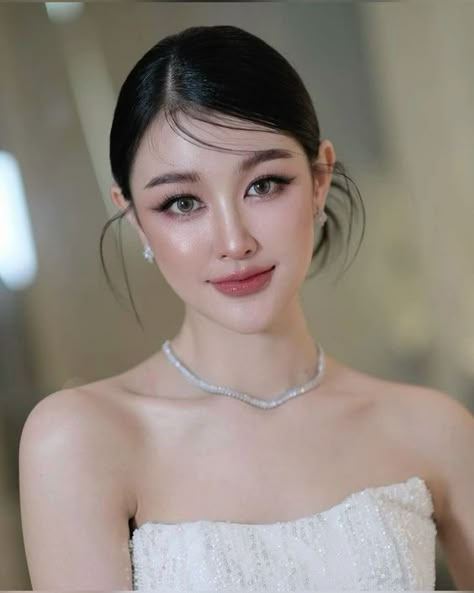 #makeuplover #beautyobsessed #makeuptips #glamgoals #makeupaddict #beautycommunity Korean Bridal Makeup, Graduation Look Makeup, Natural Color Nails, Make Up Wisuda, Thai Makeup, Bride Makeup Natural, Bridal Asia, Makeup Wisuda, Asian Wedding Makeup