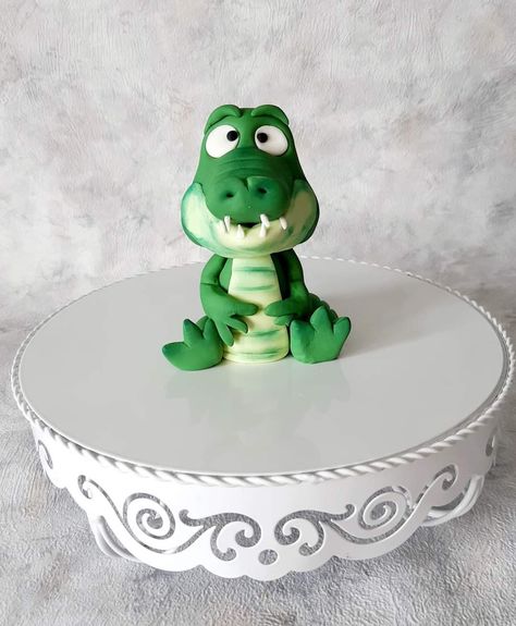 Crocodile Cake, Cakes For Kids, Making Fondant, Cupcakes Decoration, Cake Stand, Kids Birthday Party, Wood Carving, Drake, Cupcake Cakes