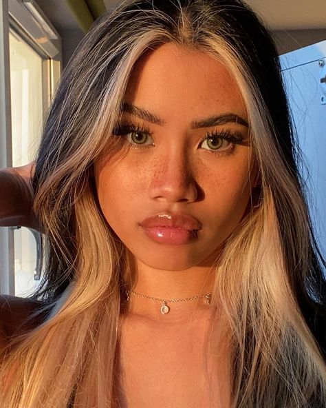 @angelysiaa Blonde Underneath Hair, Underdye Hair, Blonde Underneath, Color Block Hair, Blonde Streaks, Hair Color Underneath, Peekaboo Hair, Hair Color Streaks, Hair Streaks