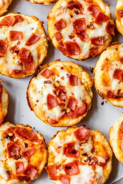 Pepperoni Pizza Bites are like those frozen mini bagel pizzas, only made from scratch in a muffin tin using my Greek yogurt bagel dough. Mini Bagel Pizza, Bagel Pizzas, Pepperoni Pizza Bites, Mini Pizza Bites, Mini Bagels, Pizza Muffins, Pizza Bagels, Turkey Pepperoni, Turkey Cheese