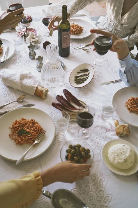 How to Throw an Italian Dinner Party Pasta Night Table Setting, Italian Pasta Dinner Party, Italian Dinner Table Setting, Dinner Hosting Ideas Food, Tablescape Dinner Party, Italian Table Scape, Italian Summer Dinner Party Aesthetic, Authentic Italian Recipes Pasta, Italian Dinner Table Setting Ideas