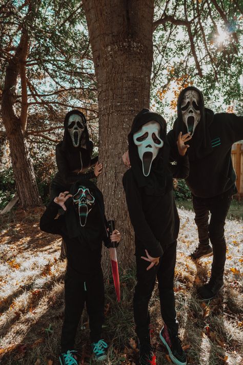 family photoshoot ghostface costume Scream Mask Family Photoshoot, Family Halloween Portraits, Horror Family Photoshoot, Ghost Face Photoshoot Friends, Spooky Family Photo Shoot, Halloween Family Photoshoot, Halloween Family Photos, Ghostface Photoshoot, Ghostface Costume