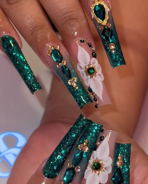 Emerald Green Quinceanera Ideas, Emerald And Gold Acrylic Nails, Green Nails For Quince, Quince Nails Emerald Green And Gold, Esmeralda Green Nails, Dark Green Nails Designs Gold, Quinceanera Nails Green, Hunter Green Acrylic Nails, Royal Green Nails