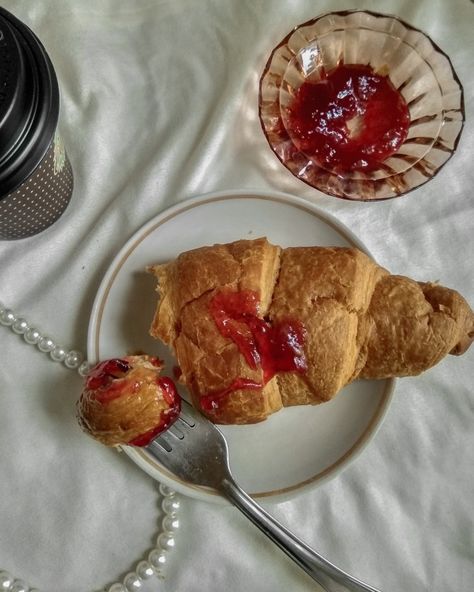 Jam Croissant, Yummy Pastries, Bakery Foods, Drink Coffee, Dessert Drinks, Sweets Treats, Beautiful Food, Aesthetic Food, Beauty Blogger